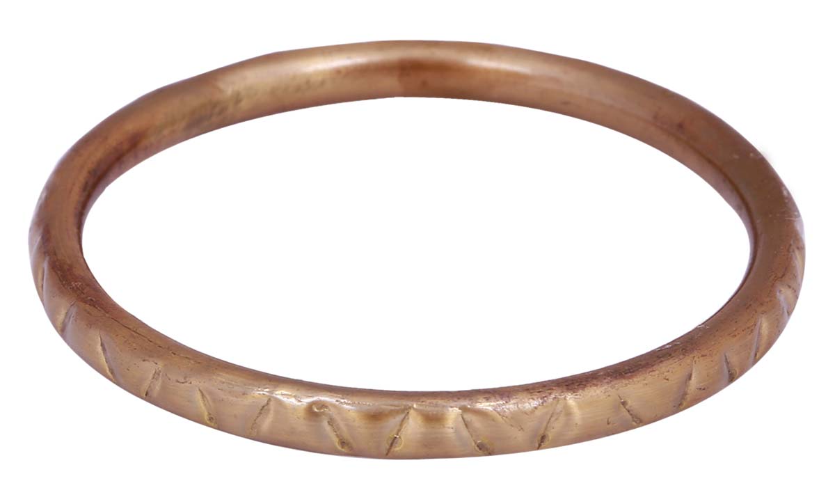 Source Antique-Look Round Bangle in Bulk - Wholesale Handmade Bangle in Metal with Golden Finish - Designed with Lines Inscribed on the Outer Side - Women Fashion Jewelry & Accessories