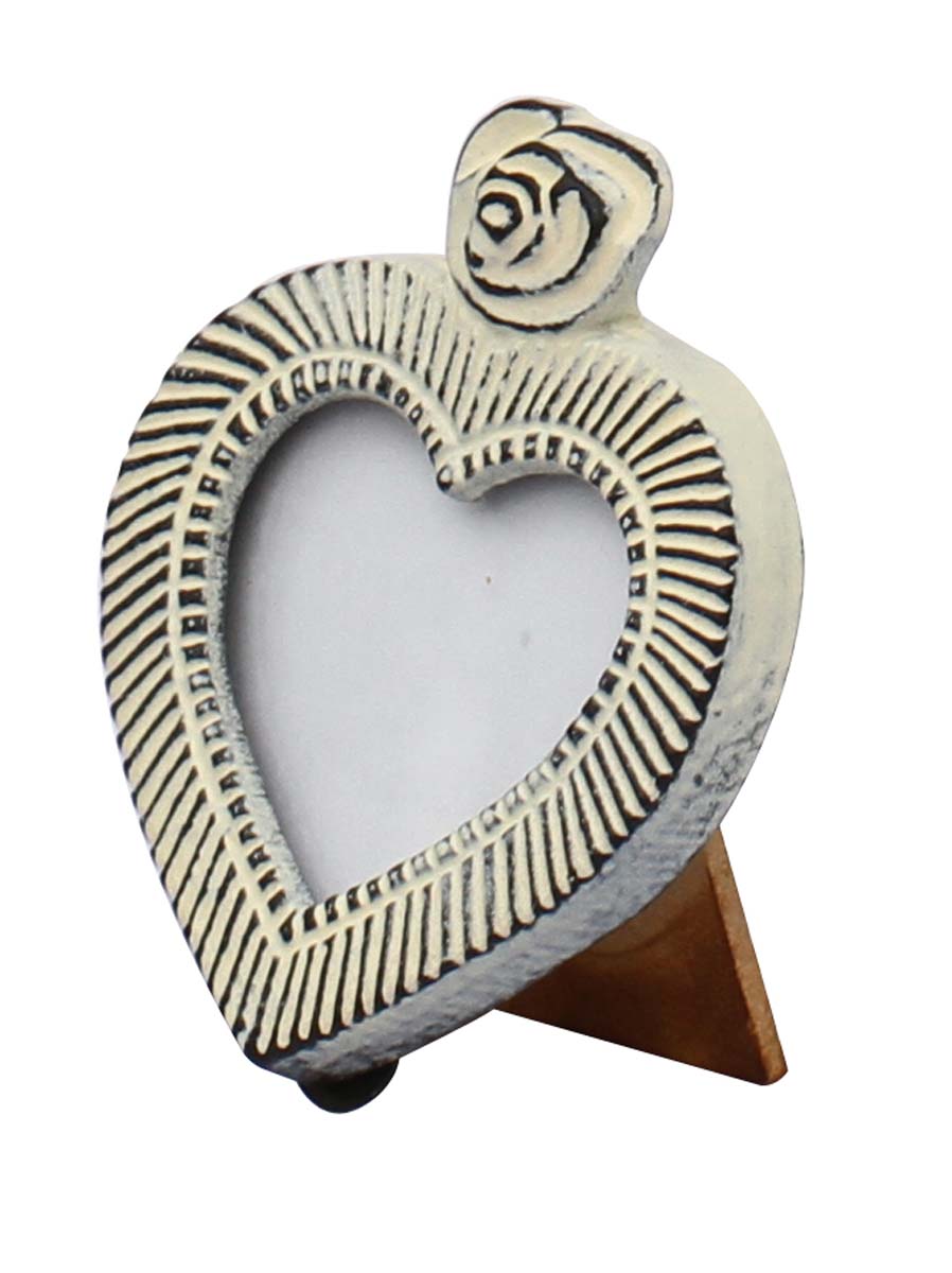 Wholesale Heart-Shaped Metal Picture Frame in Bulk - Source Handmade Cream Color Distressed Look Metal Photo Frame Adorned with a Flower Design on the Top - Home Decor Picture Frame from India