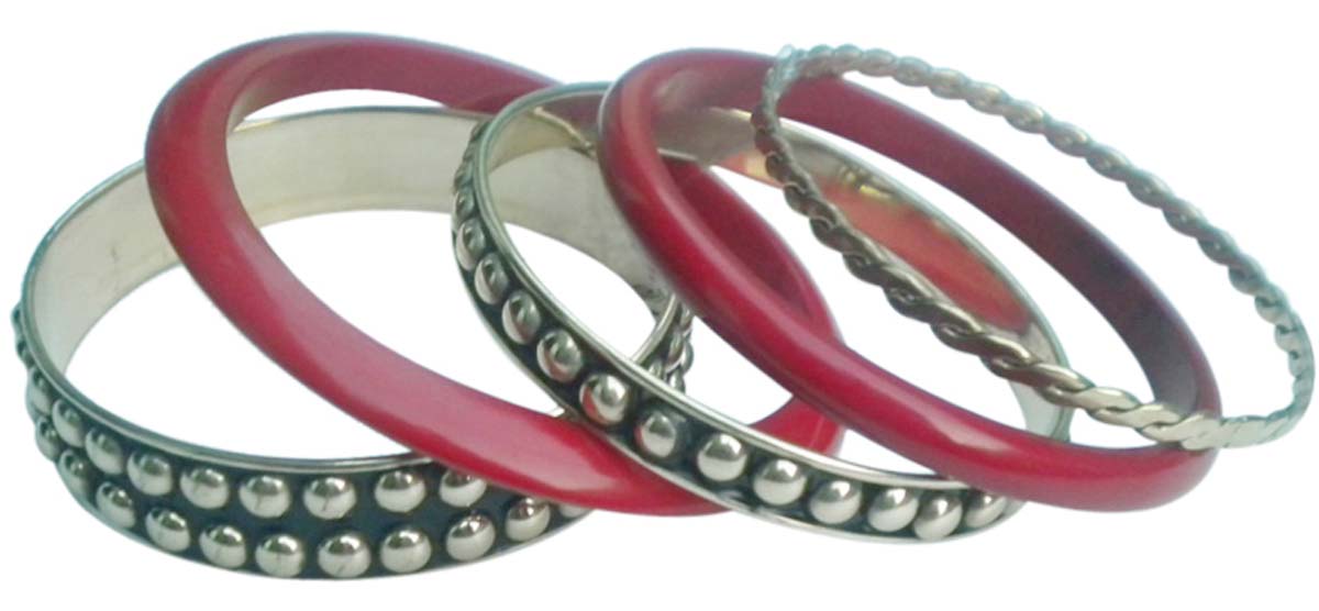 2.6” Red & Silver Tone Bangles in Brass & Resin – Assorted Set of 6 – Fashion Accessories for Women in Bulk at Wholesale