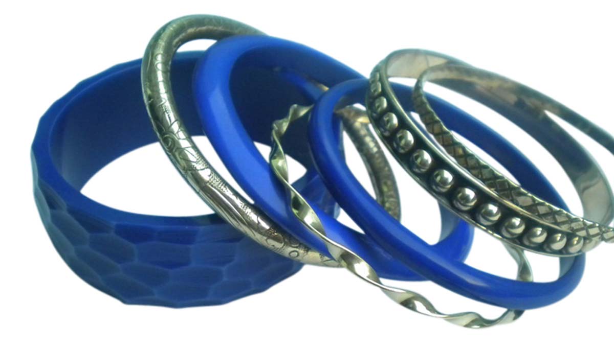 2.6” Blue & Silver Bangles – Assorted Set of 7 in Resin & Metal – Colorful Accessories in Bulk at Wholesale