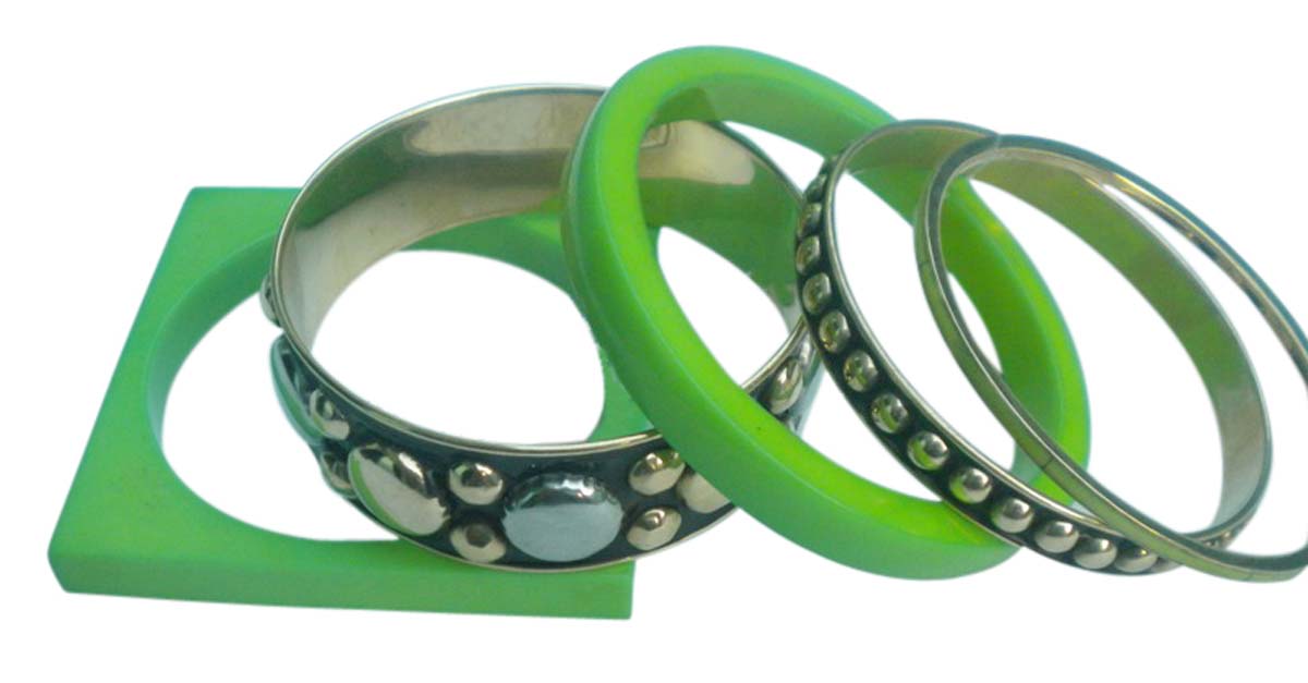 2.6” Green & Silver Bangles – Assorted Set of 5 in Resin & Metal – Colorful Accessories in Bulk at Wholesale - Unique Fashionable Jewelry Collection for Women/Teens