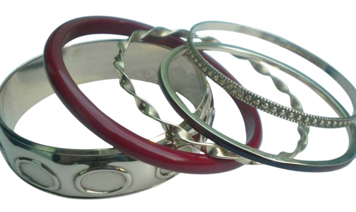 2.6” Brass & Resin Bangles – Assorted Set of 5 in Silver, Red & Black – Women Fashion Accessories in Bulk at Wholesale