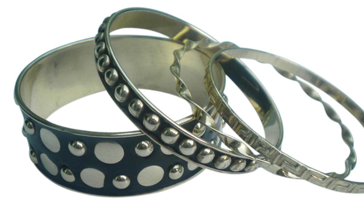 2.6” Black & Silver Bangles – Assorted Set of 4 in Brass & Resin – Women Fashion Accessories in Bulk at Wholesale