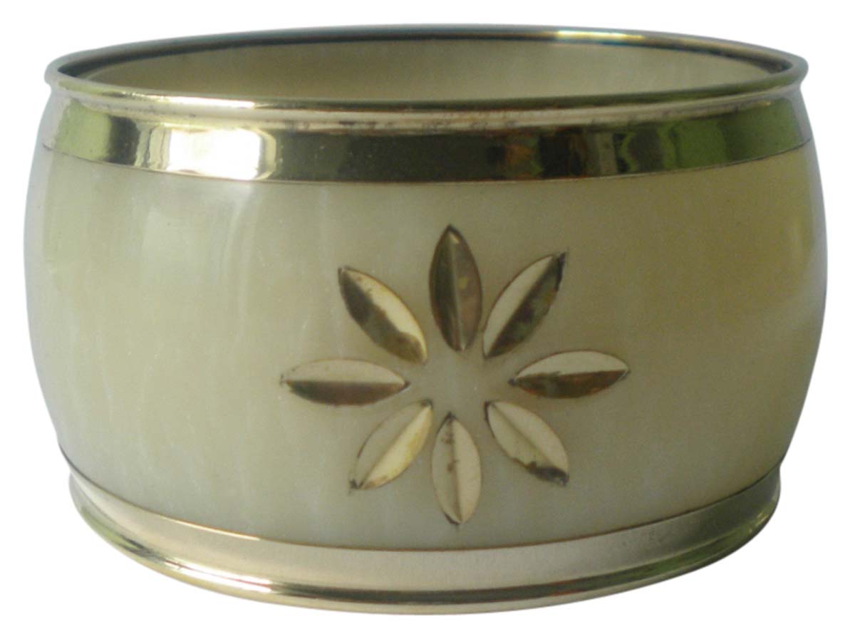 2.6” Floral Big Bangle in Brass & Resin – Cream Golden – Statement Accessories for Women in Bulk at Wholesale