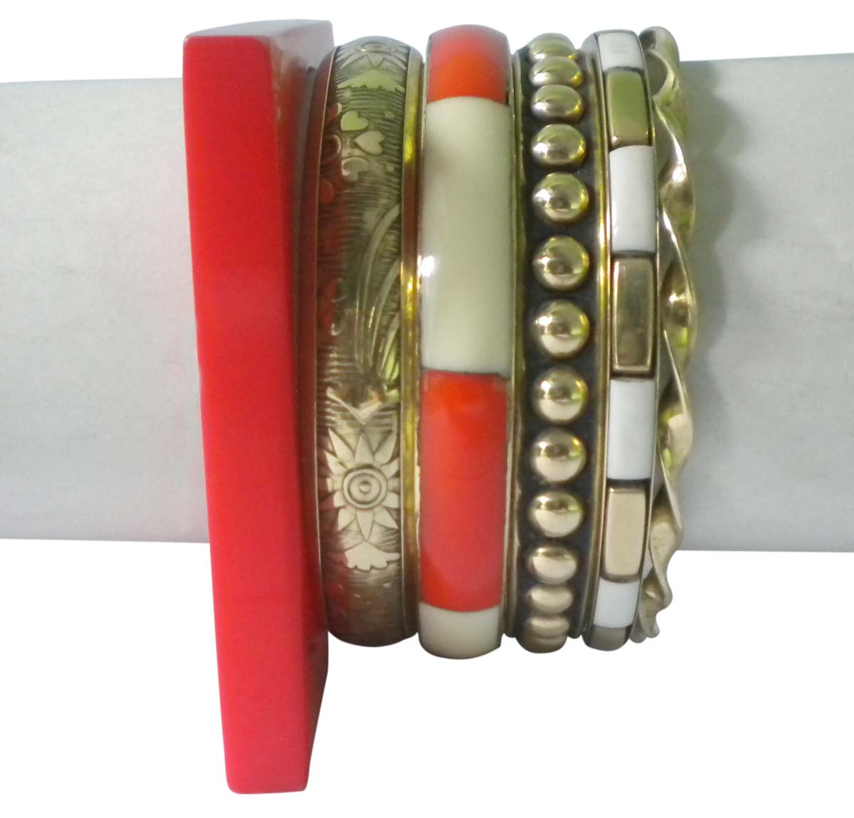 2.6” Red White Golden Bangles – Assorted Set of 6 in Brass & Resin – Women Fashion Accessories in Bulk at Wholesale