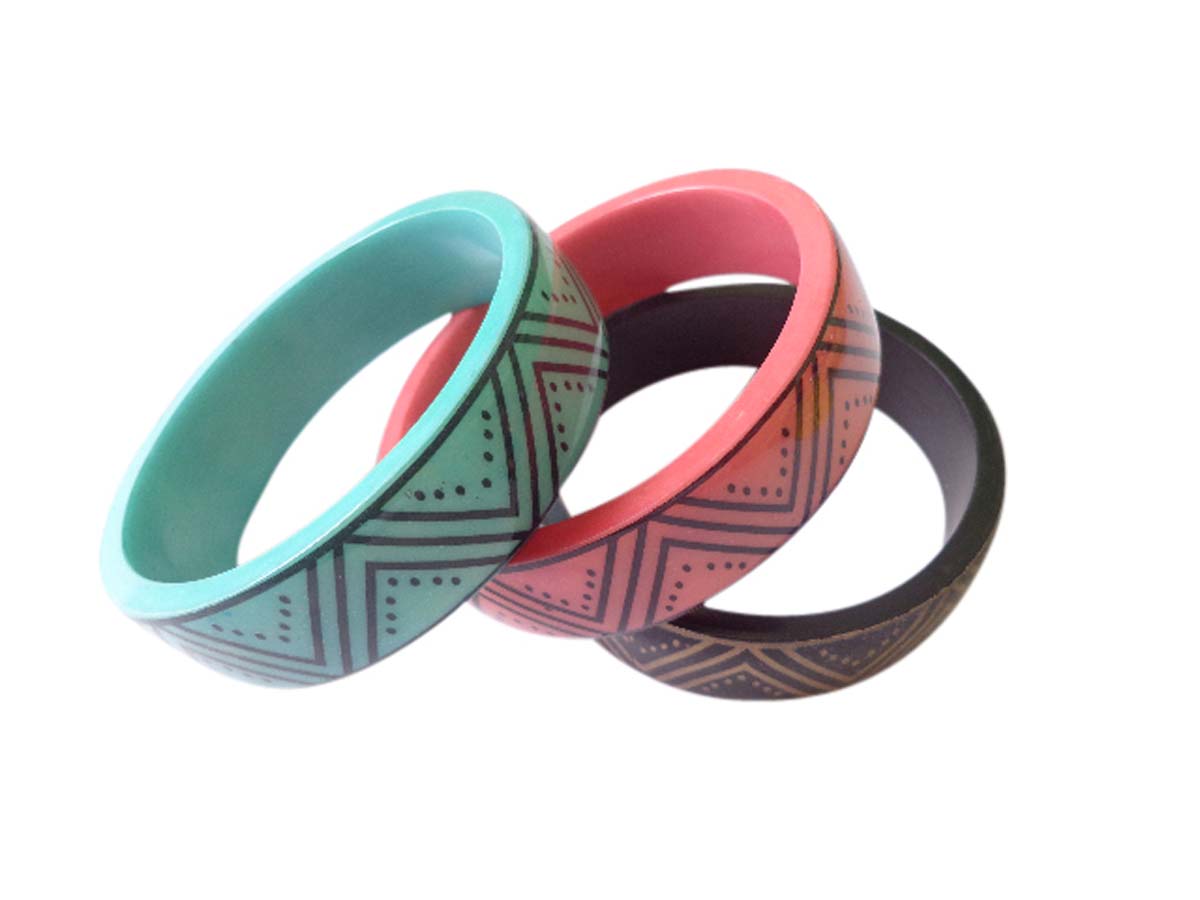 2.6” Black Pink Blue Bangles in Resin with Geometric Pattern – Assorted Set of 3 – Trendy Women Accessories in Bulk at Wholesale